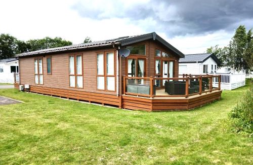 Skegness Resort | Bluebell Luxury 2 Bedroom Lodge - a perfect couples retreat at Southview overlooking a pond