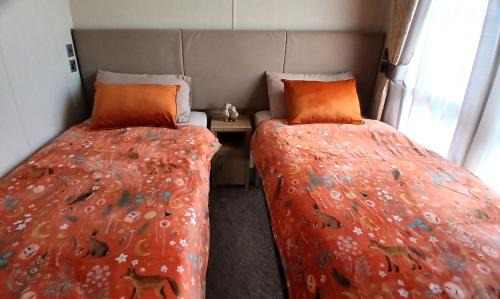 Skegness Resort | Bluebell Luxury 2 Bedroom Lodge - a perfect couples retreat at Southview overlooking a pond