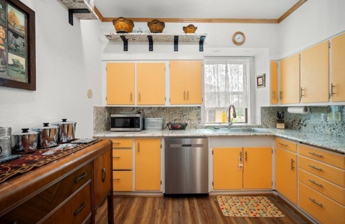 Belle Fourche House | Bluebelle SD Historic Vacation Home - Sleeps 10 - Perfect for Family & Friends