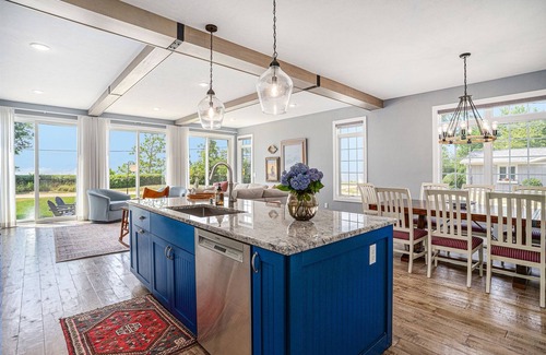 Miami Park House | Blueberry Bluff | Gorgeous Lakeview Retreat | Beach Access| Jacuzzi Tub