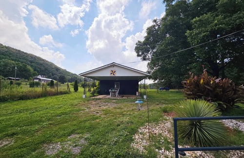 Arlington House | Blueberry Farm Views & Vineyards Nearby