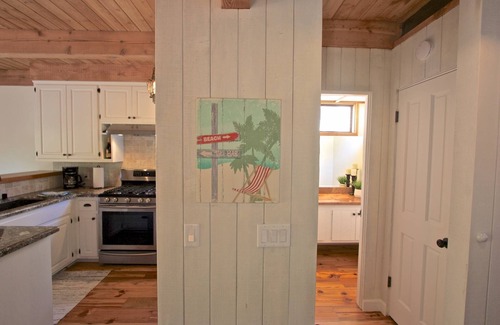 Diamond Crestview Cottage | Bluebird Beach Cottage - walk to beach & village
