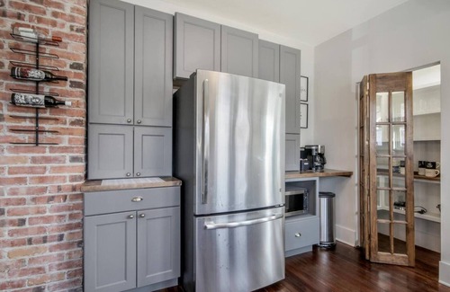 Wichita House | Bluebird Bungalow Spacious Home Ideal for Families and Large Groups