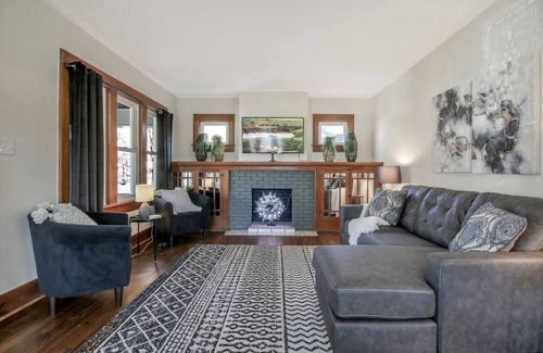 Wichita House | Bluebird Bungalow Spacious Home Ideal for Families and Large Groups