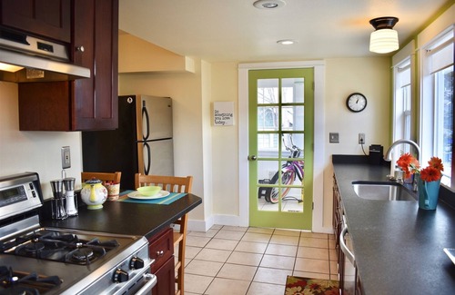 Old Bend House | Bluebird Day - Jefferson Cottage