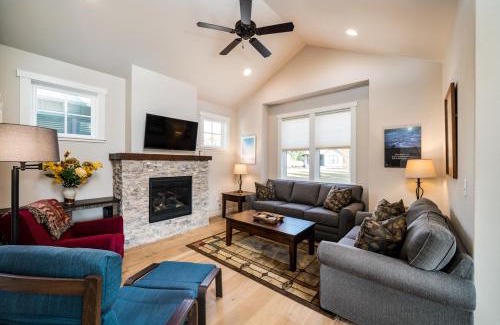Century West House | Bluebird Day - Wild River Getaway