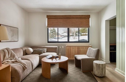 Lake Placid Hotel | Bluebird Lake Placid l Spacious King Suite with Sitting Area