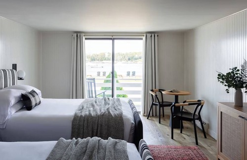 Ocean Point Hotel | Bluebird Ocean Point Inn | Seaward Two-Bedroom Oceanfront Cottage | with Pool