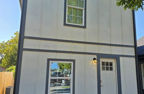 Denison House | Bluebonnet Cottage Duplex in Downtown Denison-Perfect Blend of Charm & Comfort