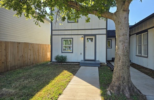 Denison House | Bluebonnet Cottage Duplex in Downtown Denison-Perfect Blend of Charm & Comfort