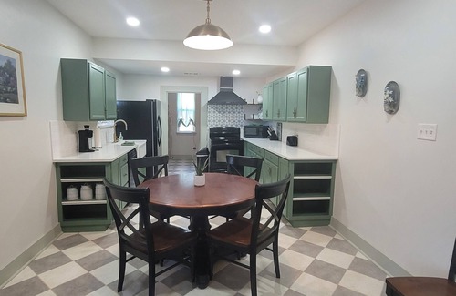 Cleburne House | Bluebonnet Cottage: Victorian Home w 2/king beds & game room in central Cleburne