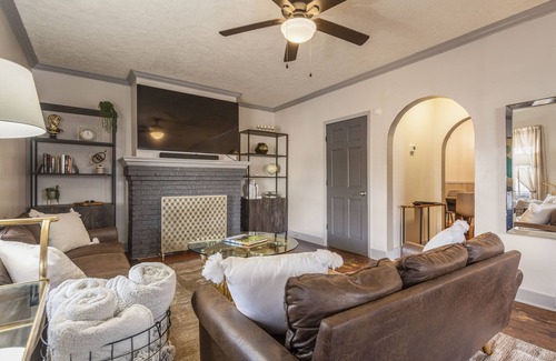 Deer Park House | Bluegrass Manor: Home & Apartment, LOCATION!!
