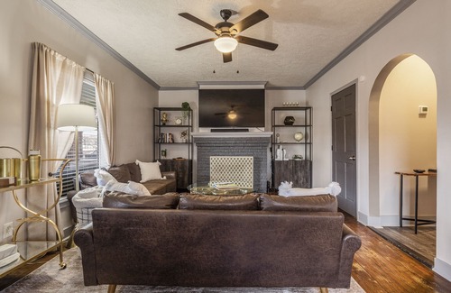 Deer Park House | Bluegrass Manor: Home & Apartment, LOCATION!!