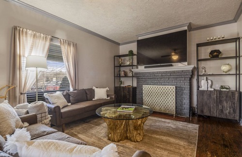 Deer Park House | Bluegrass Manor: Home & Apartment, LOCATION!!