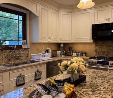 Union House | Bluegrass Resort-On 10 acres, Hiking, Amazing nature, Firepit, Grill, Creation & ARK, Fully equipped kitchen, Pet friendly