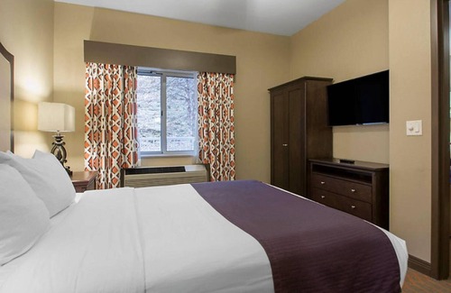 Lake Delton Resort | Bluegreen's Odyssey Dells – An Escape for Families- Waterpark Capital- 2 Bd.