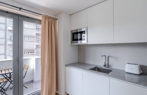 Falca Apartment | Blueground | Alvalade, balcony, nr Campo Pequeno