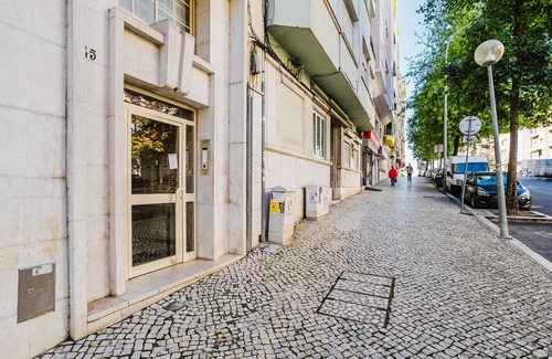 Sao Joao de Deus Apartment | Blueground | Areeiro 2bd apartment