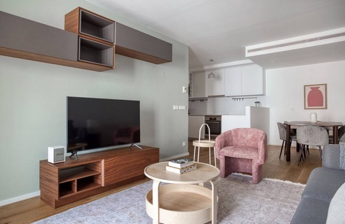 Sao Sebastiao da Pedreira Apartment | Blueground | Avenidas Novas, furniture & kitchen