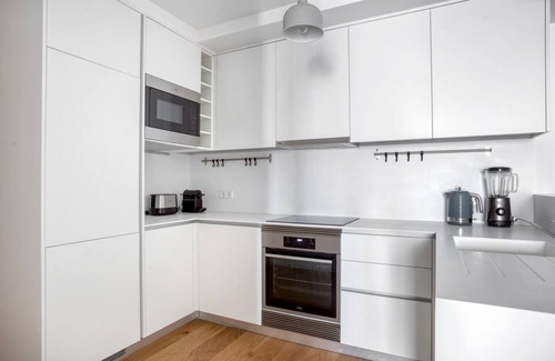 Sao Sebastiao da Pedreira Apartment | Blueground | Avenidas Novas, furniture & kitchen