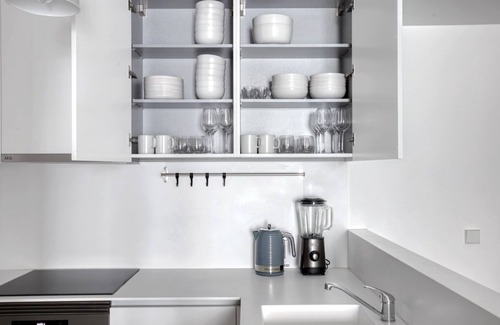 Sao Sebastiao da Pedreira Apartment | Blueground | Avenidas Novas, furniture & kitchen