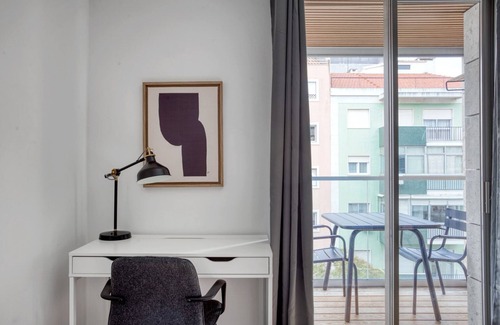 Sao Sebastiao da Pedreira Apartment | Blueground | Avenidas Novas, furniture & kitchen