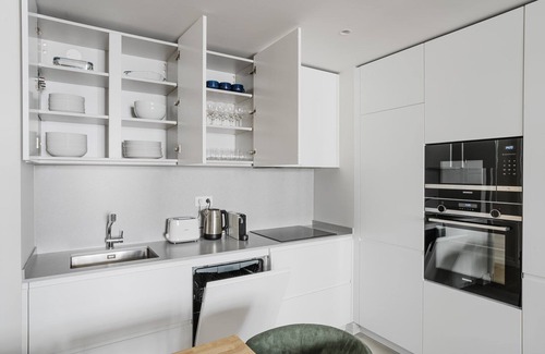 Sao Sebastiao da Pedreira Apartment | Blueground | Avenidas Novas, kitchen, washer, a/c