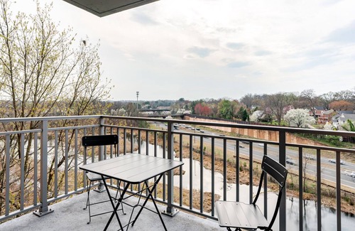 Bluemont Apartment | Blueground | Ballston, pool & gym, nr Pentagon