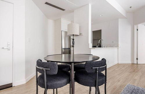 Beverly Grove Apartment | Blueground | Beverly Hills, elev, balc, AC