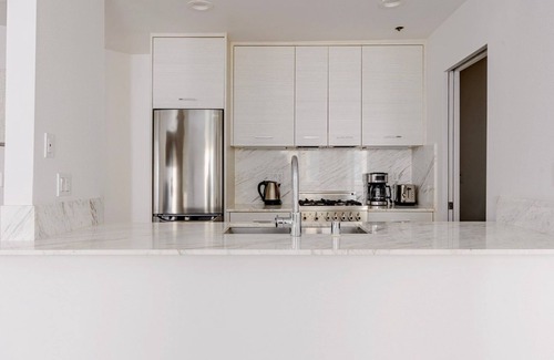 Beverly Grove Apartment | Blueground | Beverly Hills, elev, balc, AC