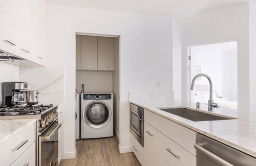 Beverly Grove Apartment | Blueground | Beverly Hills, elev, balc, AC