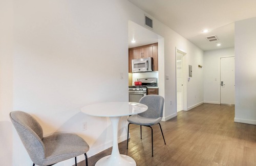Beverly Grove Apartment | Blueground | Beverly Grove, rooftop, nr Beverly Park