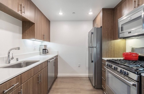 Beverly Grove Apartment | Blueground | Beverly Grove, rooftop, nr Beverly Park