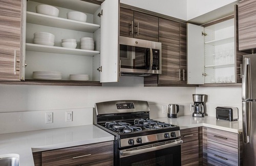 Sawtelle Apartment | Blueground | Brentwood, pool & AC, nr Getty