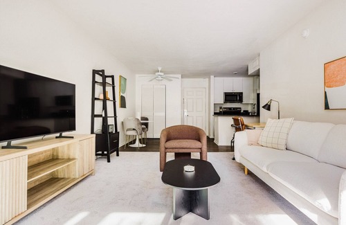Los Angeles Apartment | Blueground | Burbank, pool & bbq, nr studios