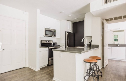 Los Angeles Apartment | Blueground | Burbank, pool & bbq, nr studios