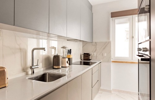 Santo Condestavel Apartment | Blueground | Campo de Ourique, furnished home