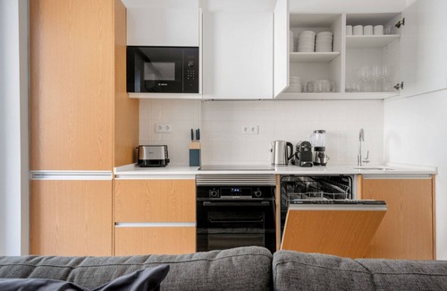 Santo Condestavel Apartment | Blueground | Campo de Ourique, fully furnished