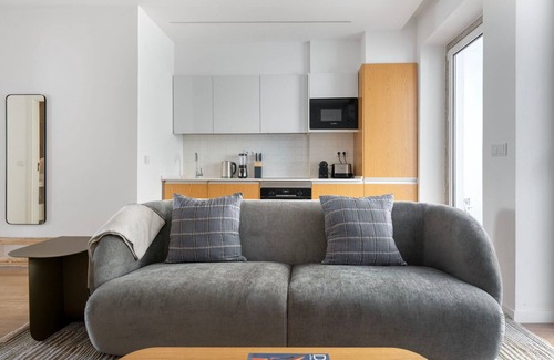 Santo Condestavel Apartment | Blueground | Campo de Ourique, furnished
