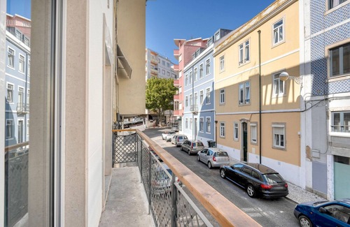Santo Condestavel Apartment | Blueground | Campo de Ourique, furnished