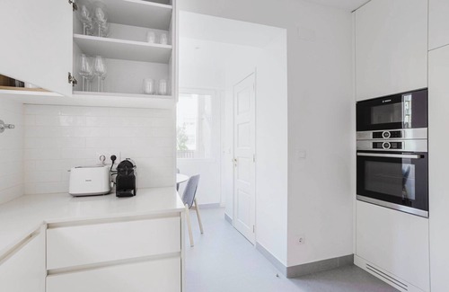 Santo Condestavel Apartment | Blueground | Campo de Ourique, entertainment area