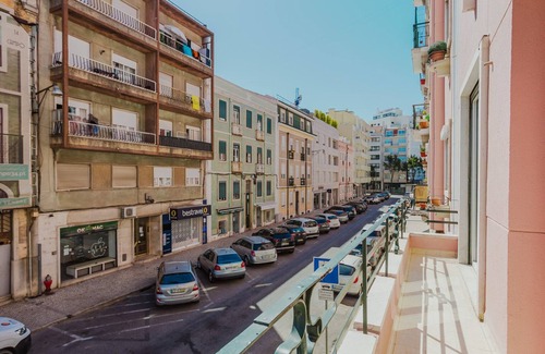 Santo Condestavel Apartment | Blueground | Campo de Ourique, entertainment area