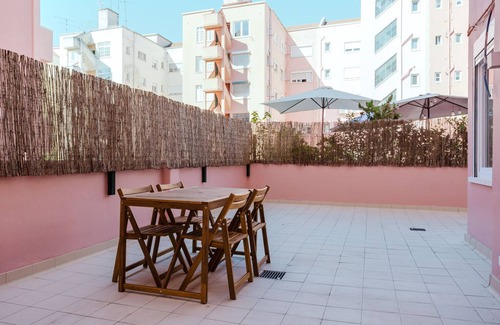 Santo Condestavel Apartment | Blueground | Campo de Ourique, entertainment area