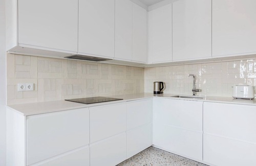 Santo Condestavel Apartment | Blueground | Campo de Ourique, washer, a/c