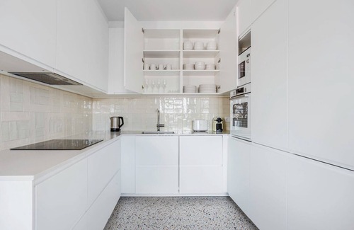 Santo Condestavel Apartment | Blueground | Campo de Ourique, washer, a/c