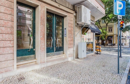 Santo Condestavel Apartment | Blueground | Campo de Ourique, washer, a/c