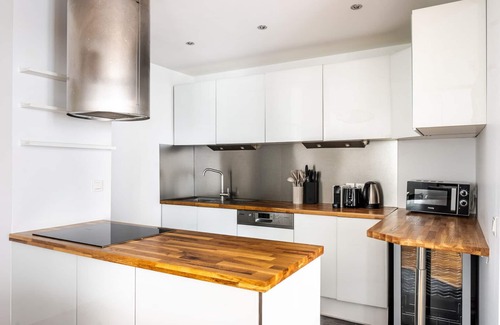 Quartier de la Porte-Saint-Denis Apartment | Blueground | Canal St Martin, washer, nr landmarks