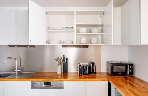 Quartier de la Porte-Saint-Denis Apartment | Blueground | Canal St Martin, washer, nr landmarks