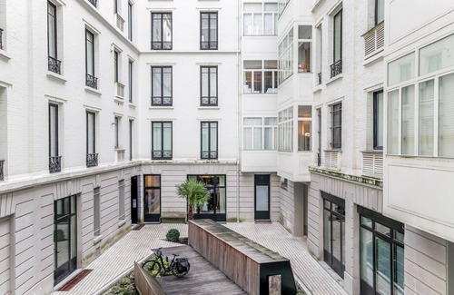 Champs-Elysees Apartment | Blueground | Champs-Élysées, furnished + kitchen