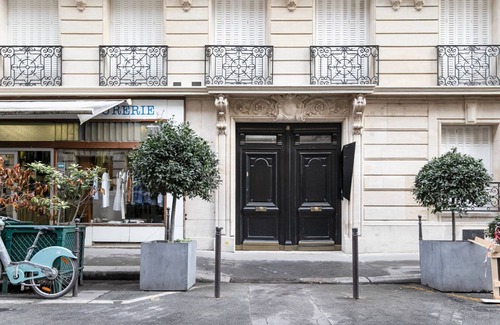 Champs-Elysees Apartment | Blueground | Champs-Élysées, furnished + kitchen